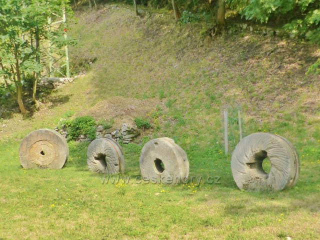 Horní Maršov - část vystavených mlýnských kamenů v Temném Dole u objektu Veselý Výlet