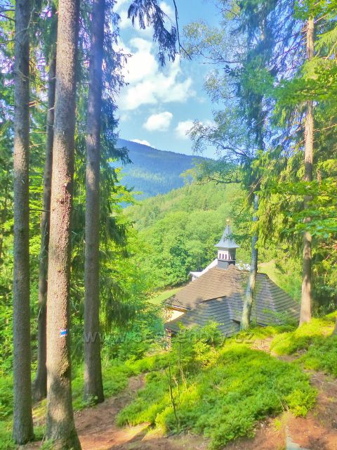 Horní Maršov - průhled nad kaplí sv.Anny k úbočí Červeného vrchu