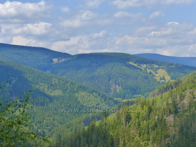 Horní Maršov - pohled na svahy vrchů  nad údolím Malé Úpy