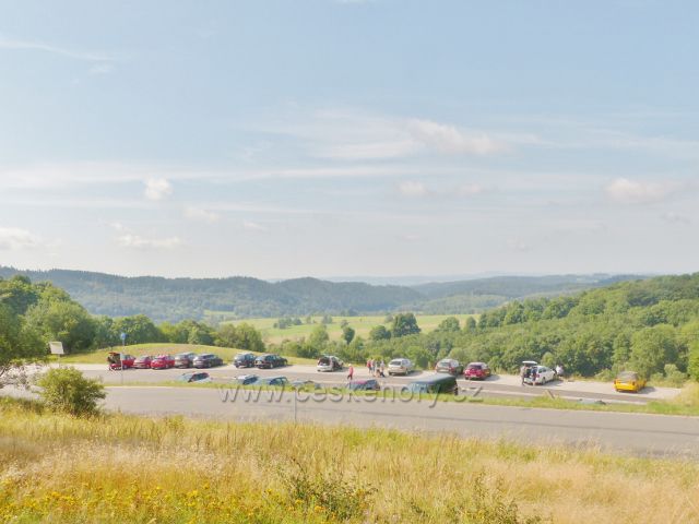 Žacléř - pohled na parkoviště u areálu dělostřelecké tvrze Stachelberg