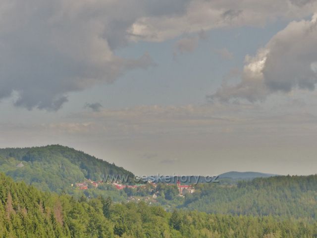 Žacléř - Stachelberg, pohled z vyhlídkového místa na horní část Žacléře a Horní les