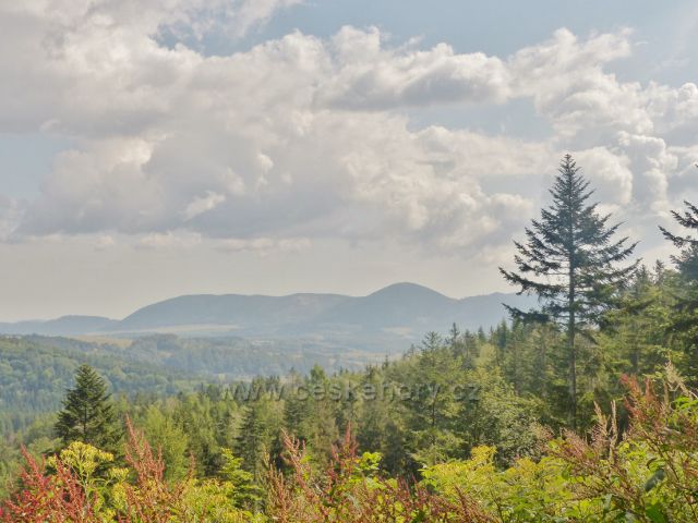 Žacléř - Stachelberg, pohled z vyhlídkového místa na Vraní hory a Královecký Špičák(881 m.n.m.)