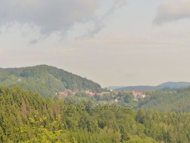 Žacléř - Stachelberg, pohled z vyhlídkového místa na Žacléř,Horní les a zámek na jeho úbočí
