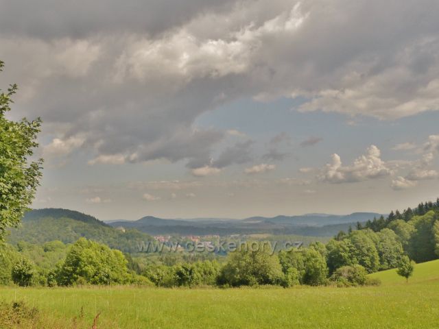 Žacléř - pohled od Vernířovické cesty na Žacléř a okolí