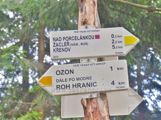 Žacléř - turistický rozcestník Bílý kříž se směrovkami trasy po žluté TZ