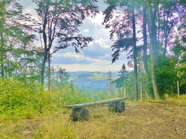 Žacléř - lavička na "Výhledech" na úbočí Horního lesa