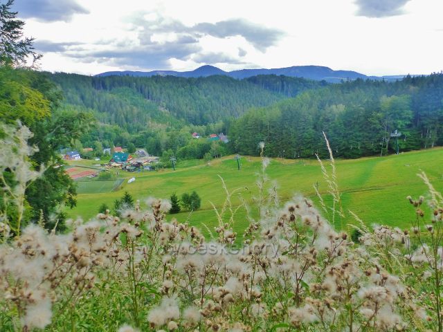 Žacléř - pohled ze silnice ke Stachelbergu  do údolí Prkenného Dolu.Na obzoru vyčnívá vrchol Královeckého Špičáku