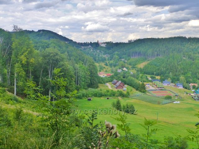 Žacléř - pohled ze silnice ke Stachelbergu ke kostelu Nejsvětější Trojice v Žacléři