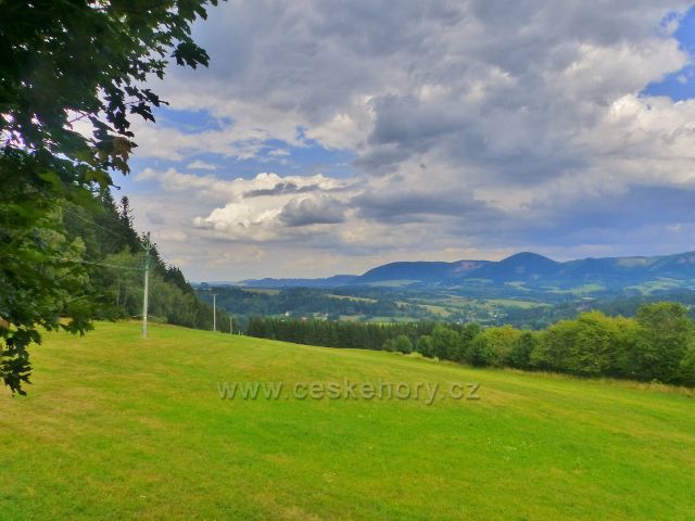 Žacléř - úbočí vrchu Stachelberg pod dělostřeleckou tvrzí.Pohled od tvrze k Vraním horám