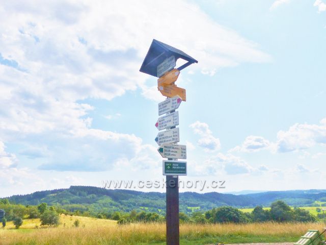 Žacléř - turistický rozcestník "Stachelberg-pevnost, 632 m.n.m..Největší československá dělostřelecká tvrz."