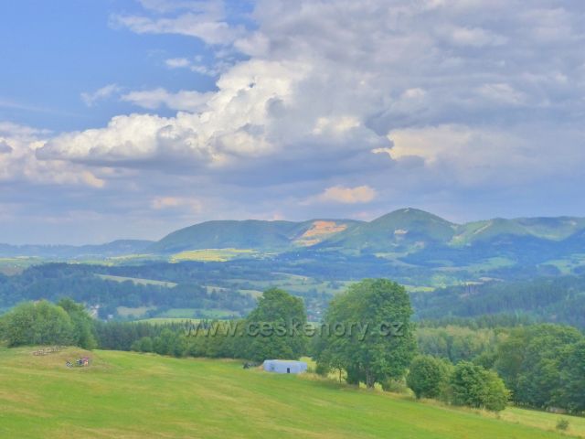 Žacléř - Stachelberg, pohled od rozhledny Eliška k obci Královec a Vraní hory nad ní