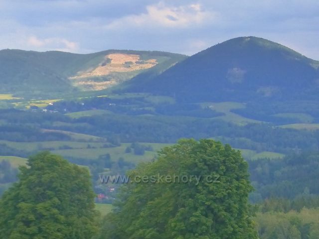 Žacléř - Stachelberg, pohled na Královecký lom a Královecký Špičák v pásmu Vraních hor