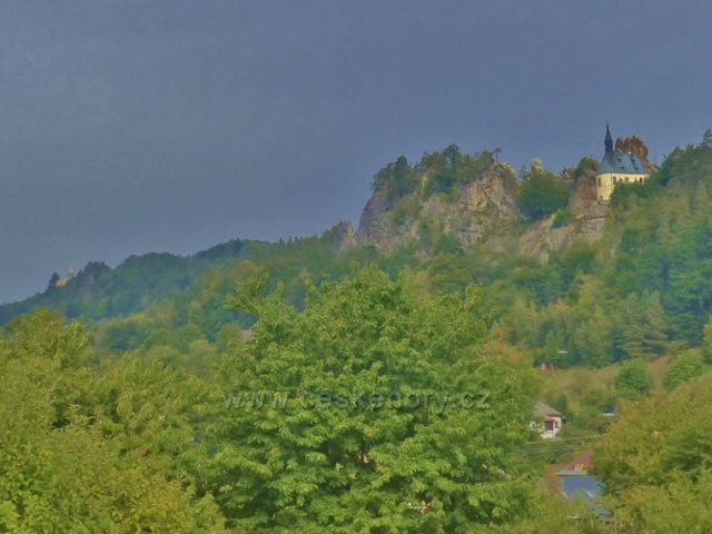 Malá Skála - pohled na Pantheon s Frýdštejnem v pozadí