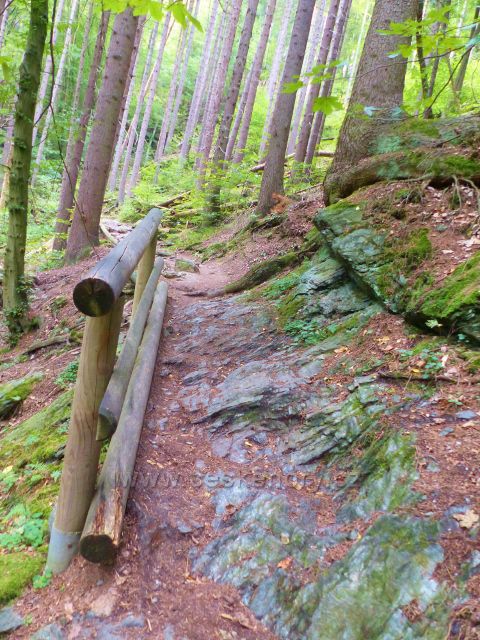 Semily - vedle kovového zábradlí najdeme na Riegrově stezce i takovéto dřevěné zábradlí