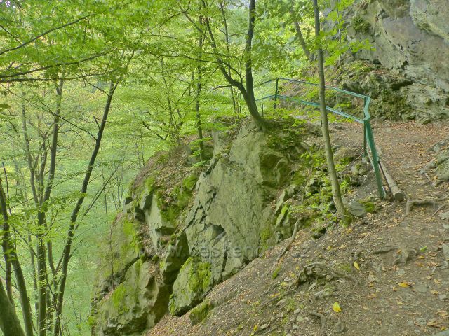 Semily - Riegrova stezka. Nebezpečná místa na stezce jsou opatřena zábradlím
