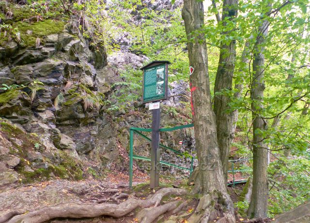 Semily - na odbočce z Riegrovy stezky k Bohmově vyhlídce je umístěn bod záchrany RS 05