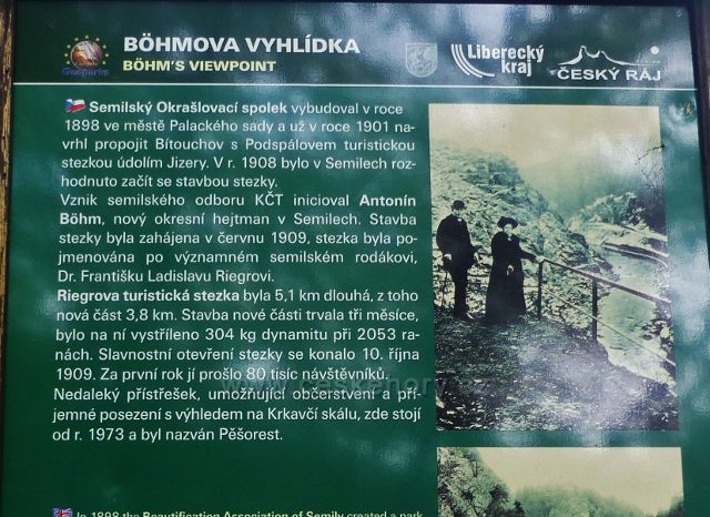 Semily - Riegrova stezka. Detail informační tabule u Bohmovy vyhlídky o vzniku Riegrovy stezky