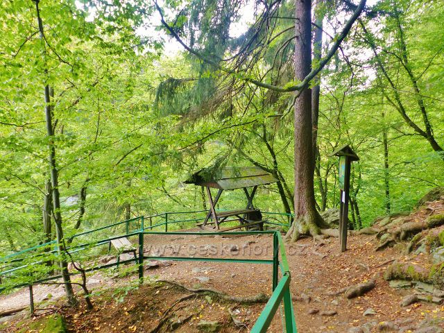 Semily - Riegrova stezka. Přístřešek Pěšorest v PR Údolí Jizery