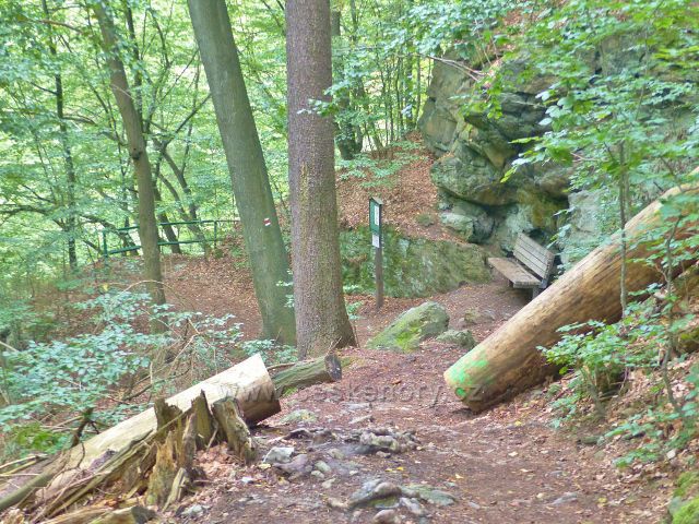 Semily - Riegrova stezka. Stanoviště informační tabule Ordovik a Silur je zároveň i stanovištěm bodu záchrany RS 08