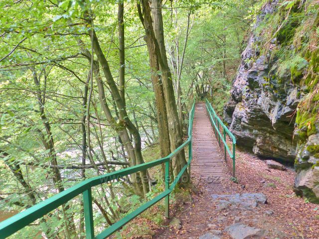 Semily - Riegrova stezka je ve zvlášť nebezpečných místech prochází po překlenovacím mostku