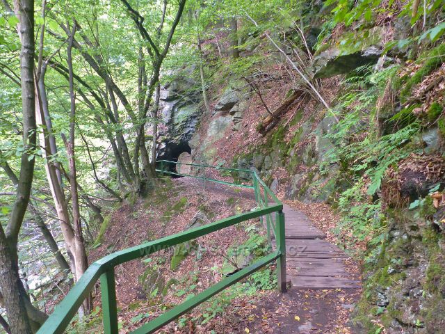 Semily - Riegrova stezka. Překlenovací mostek na stezce před skalním tunelem
