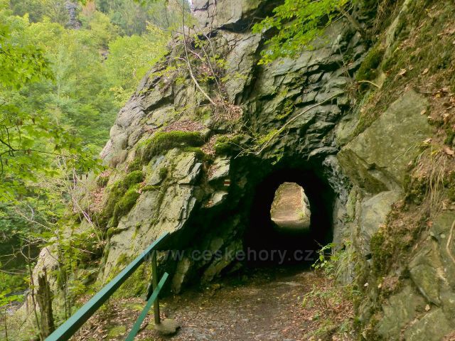 Semily - skalní tunel pro pěší na Riegrově stezce v PR Údolí Jizery