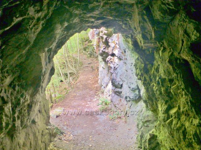 Semily - Riegrova stezka. Skalní tunel pro pěší
