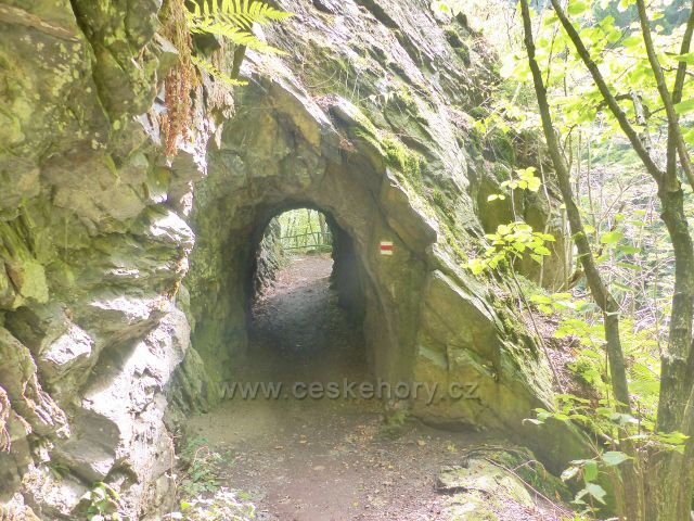Semily - Riegrova stezka. Červená TZ nad Jizerou prochází skalním tunelem