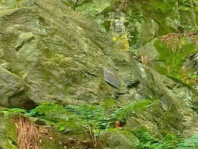 Semily - pamětní deska Jan Borský na skále nad bodem záchrany RS 10 a informační tabulí "Vrásnění" na Riegrově stezce