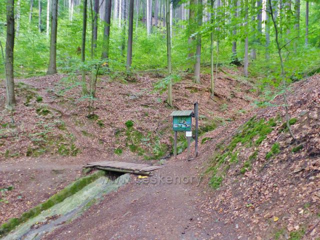 Semily - Riegrova stezka. Informační tabule "PR Údolí Jizery" a bod záchrany RS 12