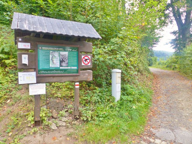 Spálov - informační tabule "Riegrova stezka údolím Jizery" a bod záchrany RS 15 před hotelem Spálov