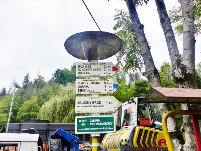 Spálov - turistický rozcestník u žst. Spálov