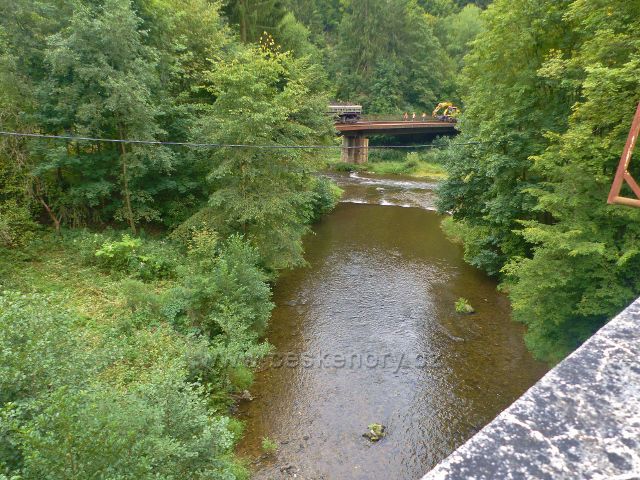 Spálov - pohled z mostu přes Kamenici na její soutok s Jizerou pod spálovským železničním mostem