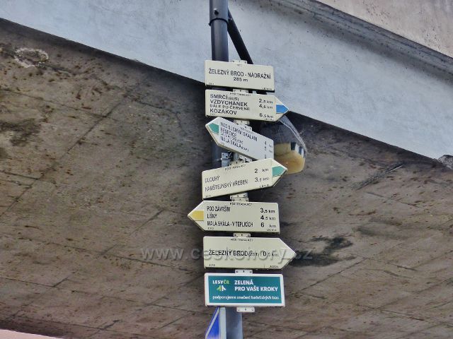 Železný Brod - turistický rozcestník "Železný Brod-Nádražní 285 m.n.m."