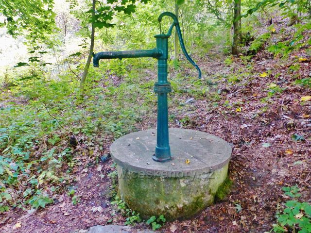 Studna(studánka) u cesty na Malou Skálu v Závrší