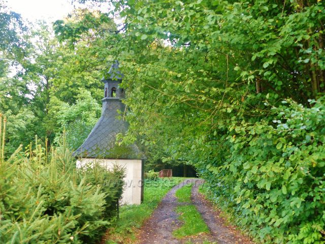 Kaplička v Závrší u cesty po žluté TZ ze Železného Brodu na Malou Skálu