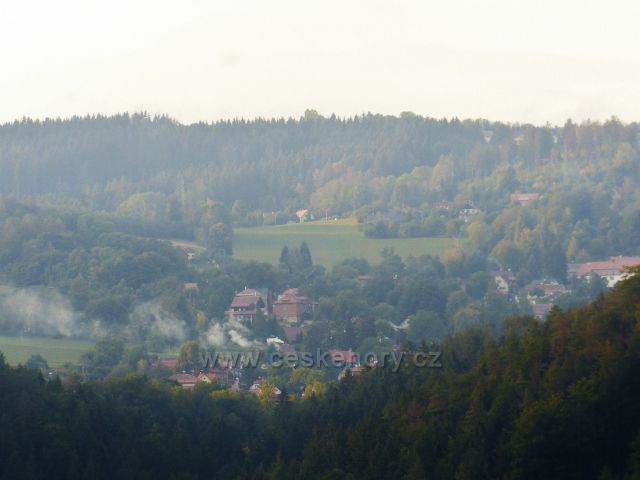 Pohled ze Závrší do údolí Jizery k obci Veselí