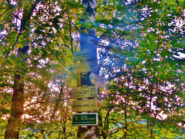 Turistický rozcestník "Pod Závrším 353 m.n.m."