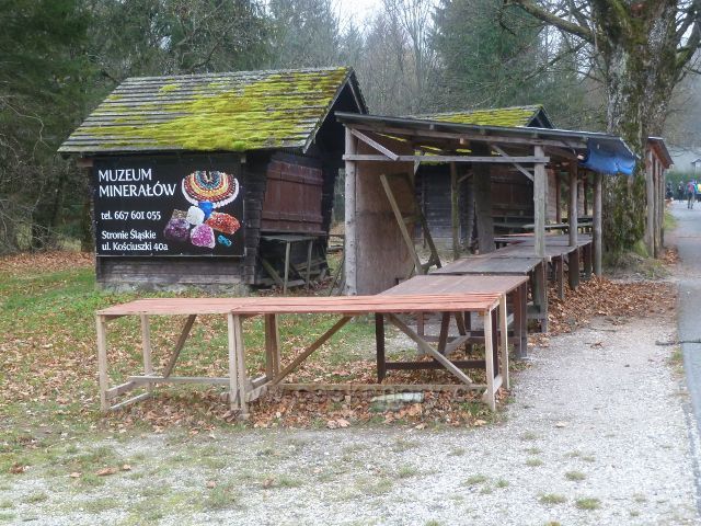 Kletno - opuštěné prodejní stánky u silničky k Medvědí jeskyni