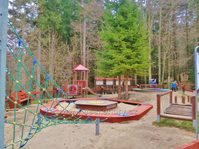 Kletno - dětské hřiště u Medvědí jeskyně