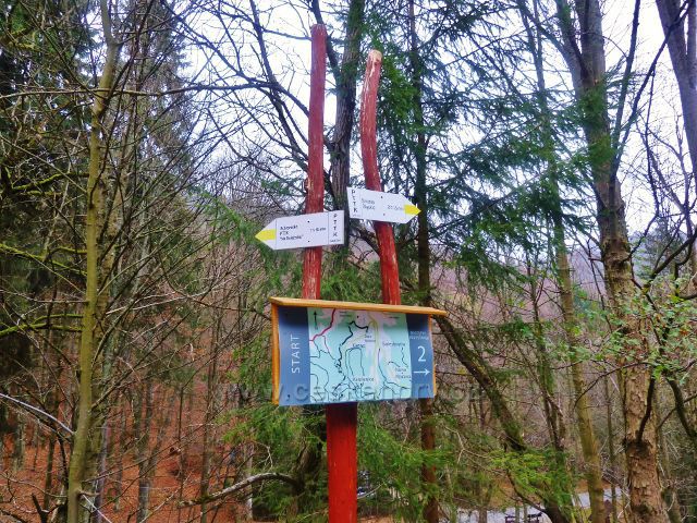 Kletno - turistický rozcestník před Medvědí jeskyní