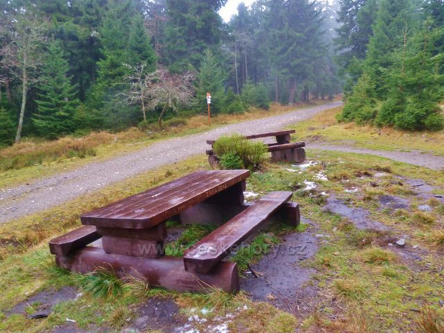 Kletno - odpočívadlo na prvním rozcestí v sedle Sniežnická