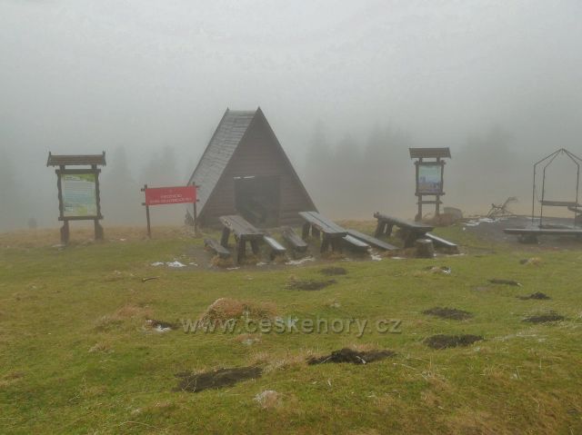 Kletno - informační tabule a odpočívadlo před schroniskem Na Sniežniku