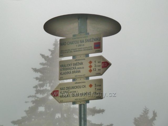 Králický Sněžník - turistický rozcestník "Nad chatou Na Sněžníku 1260 m.n.m."