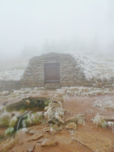 Pramen Moravy pod vrcholem Králického Sněžníku ještě nezamrzl
