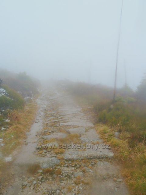 Králický Sněžník - cesta mlhou po úbočí vrchu Stříbrnická