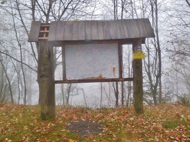 Králický Sněžník - orientační mapa a označení bodu záchrany SU 065 v zatáčce nad chatou Návrší