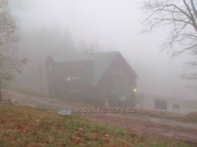Králický Sněžník - horská chata Návrší obklopena mlhou
