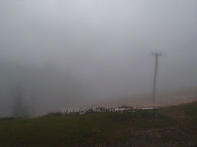 Králický Sněžník - pohled z předzahrádky chaty Návrší do šera a husté mlhy