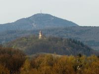 Varnsdorfská vyhlídková věž Hrádek, v pozadí hora Jedlová.